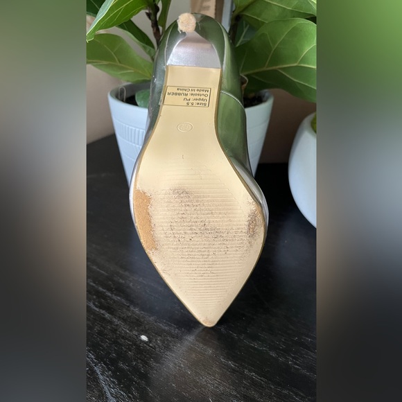 Signature By Olivia Miller Silver Pointed Toe Heels - Picture 6 of 9